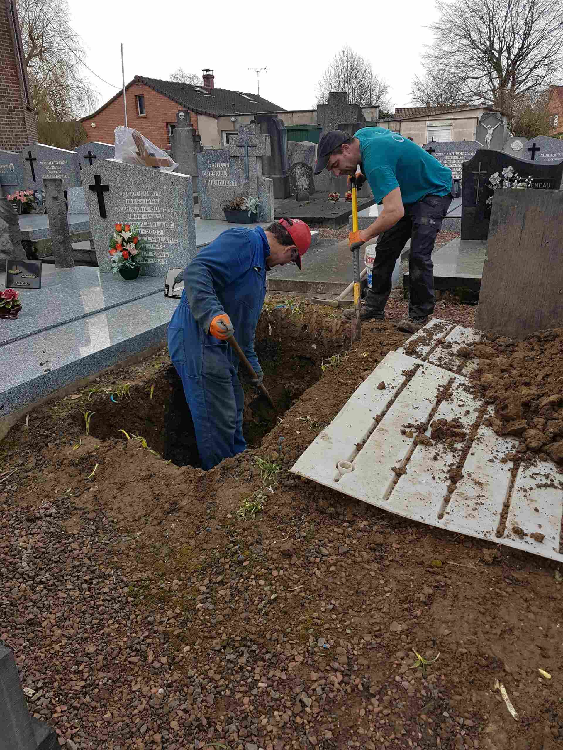 deux personnes creusant une tombe