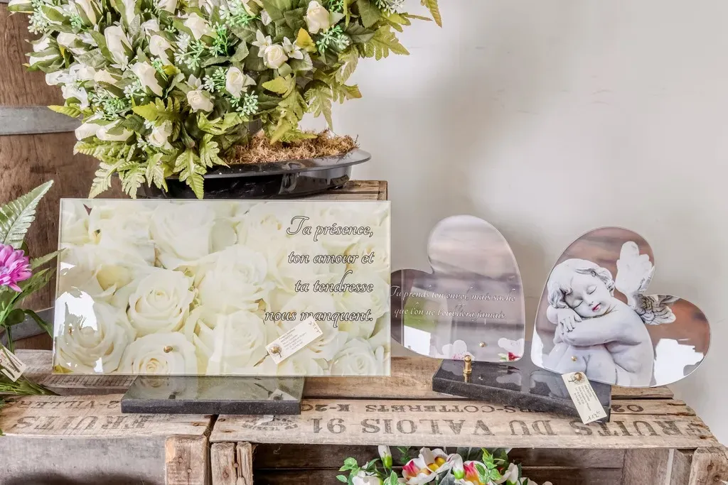 Plaques funéraires personnalisées en verre et marbre avec messages.