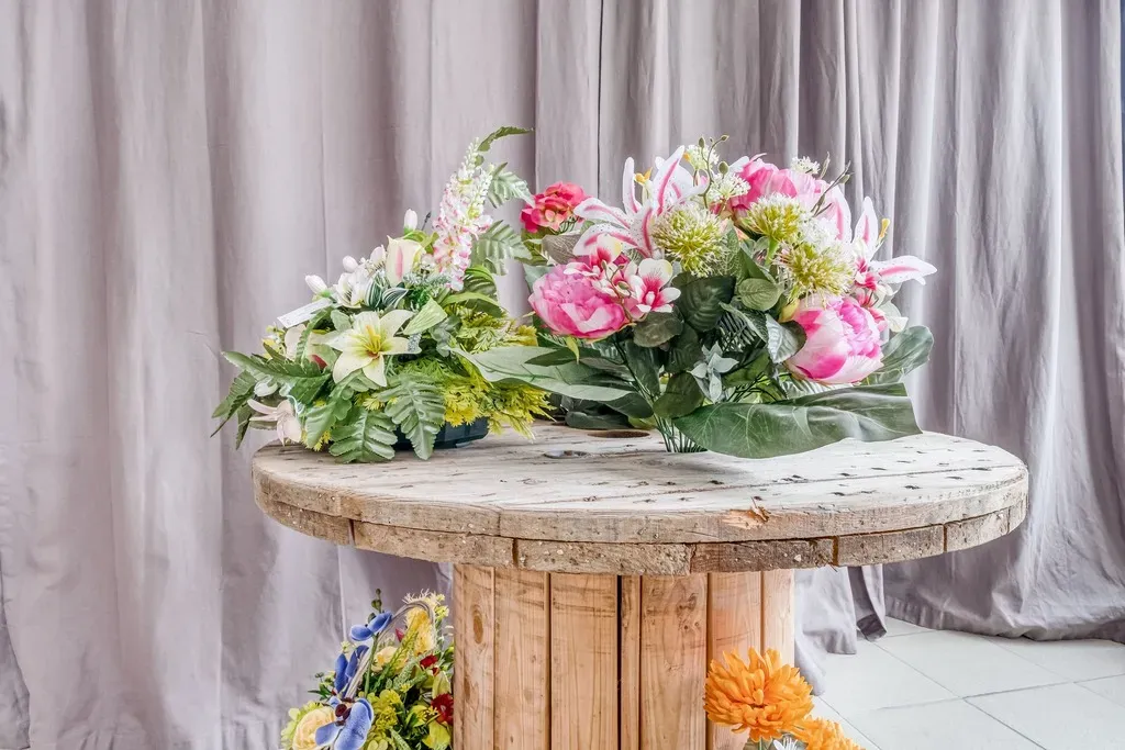 Bouquets et arrangements de fleurs artificielles pour obsèques.